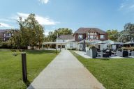 Une façade contemporaine et élégante, nichée au cœur d’un parc arboré, qui annonce un lieu de sérénité et de confort à quelques minutes de Paris. | © Le Relais de la Malmaison